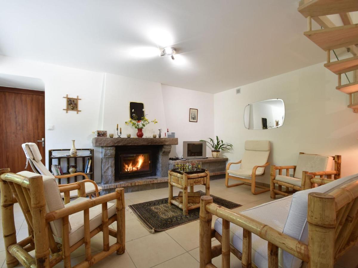 Superb Holiday Home With Private Garden Yvias Екстериор снимка