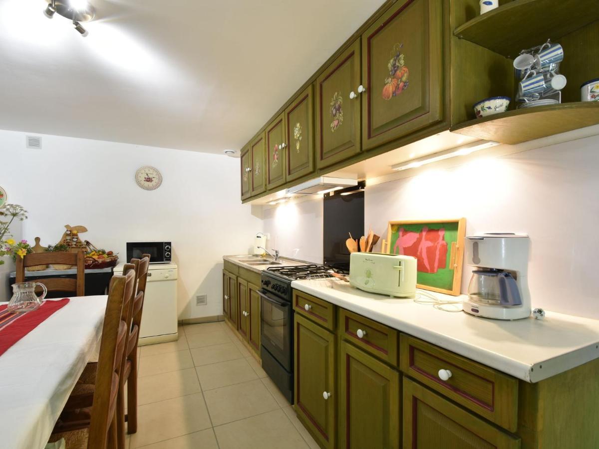 Superb Holiday Home With Private Garden Yvias Екстериор снимка