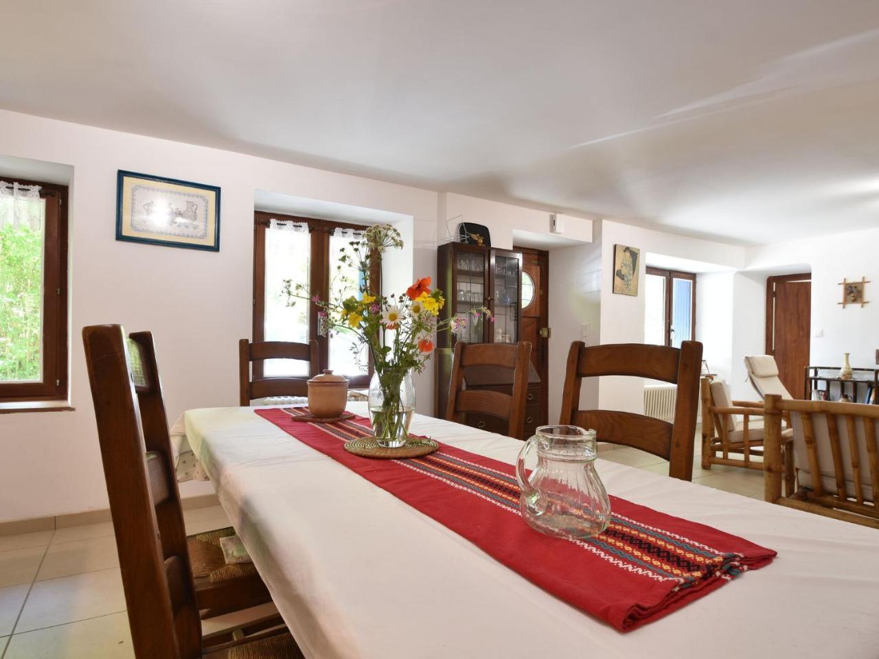 Superb Holiday Home With Private Garden Yvias Екстериор снимка
