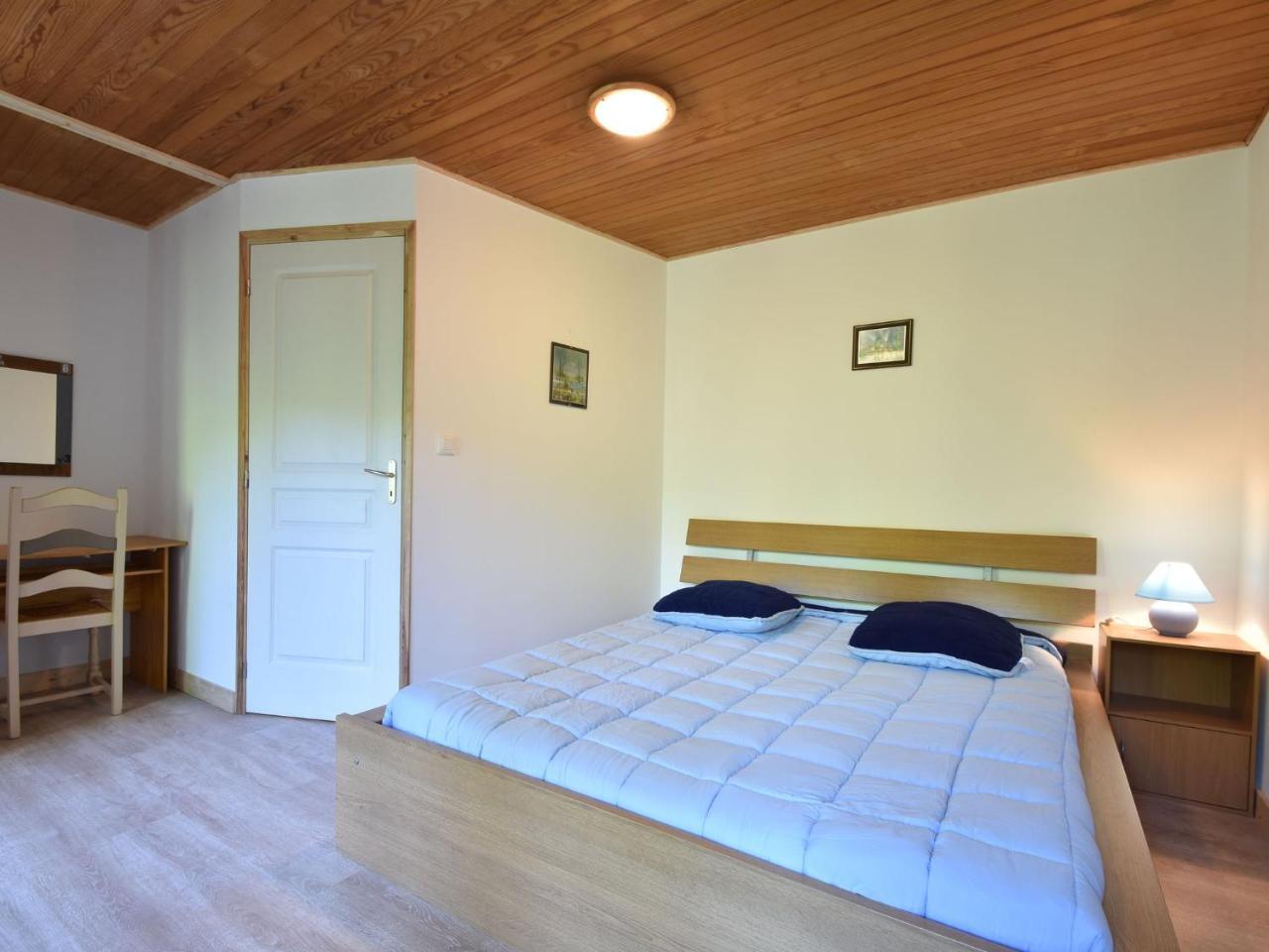 Superb Holiday Home With Private Garden Yvias Екстериор снимка
